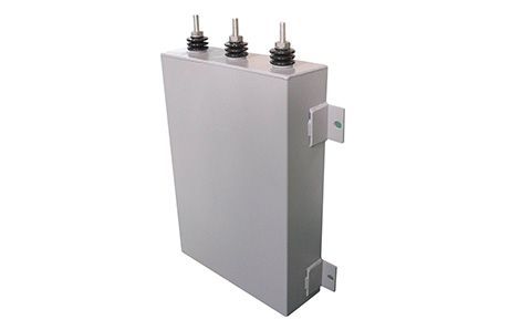 電容器的容量大小與什么有關？為什么？